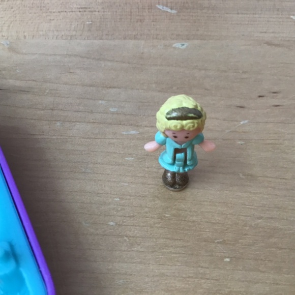 Polly Pocket and Case - Picture 2 of 8